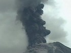 Erupção de vulcão lança lava e causa explosões no Equador
