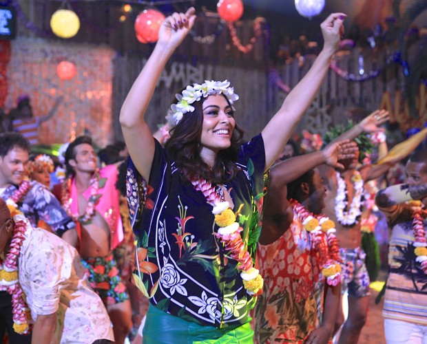 Juliana Paes dança muito no programa em homenagem ao Havaí (Foto: João Pedro Januário / Globo)