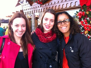 Fabiana, Camilla e Elineiva estão em gramado para o Natal Luz (Foto: Caetanno freitas/G1)