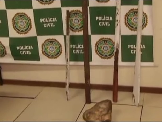 Pedaços de pau e pedra foram utilizados para golpear Guilherme, segundo o delegado (Foto: Divulgação Polícia Civil)