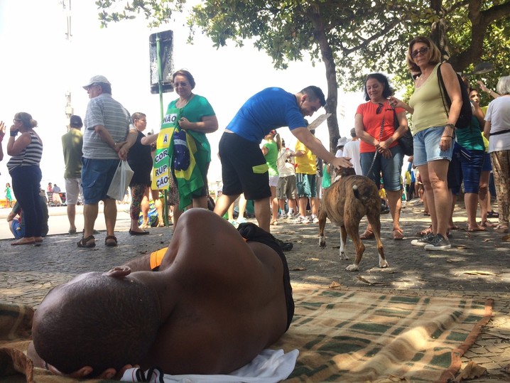Morador de rua dorme durante protesto na Orla de Copacabana