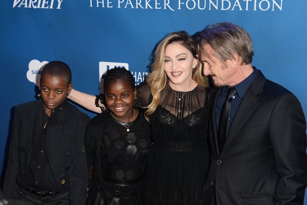 Sean Penn com Madonna e os filhos, David Banda e Mercy James (Foto: GETTY IMAGES NORTH AMERICA / AFP)