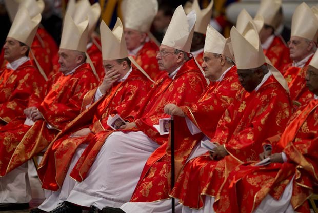 Cardeais assistem à missa Pro Eligendo Pontifice nesta terça-feira (12) na Basílica de São Pedro, no Vaticano (Foto: AFP)