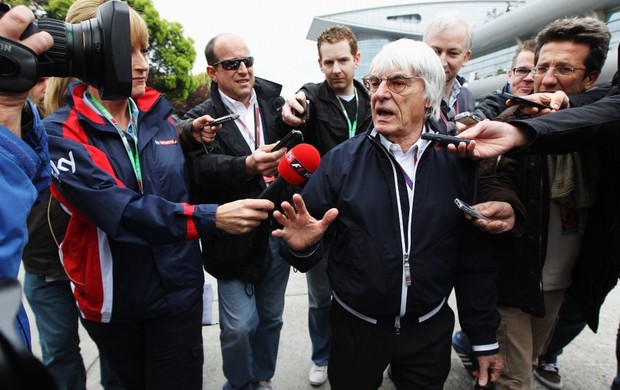 Ecclestone na saída da reunião com as equipes (Foto: Getty Images)