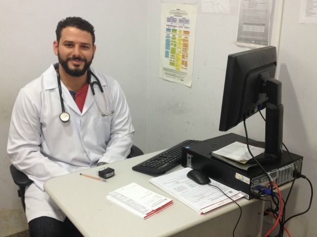 Médico Aníbal Borin se formou em Cuba e trabalha no bairro Nacional, em Porto Velho, desde o início do programa na capital de RO (Foto: Mary Porfiro/G1)