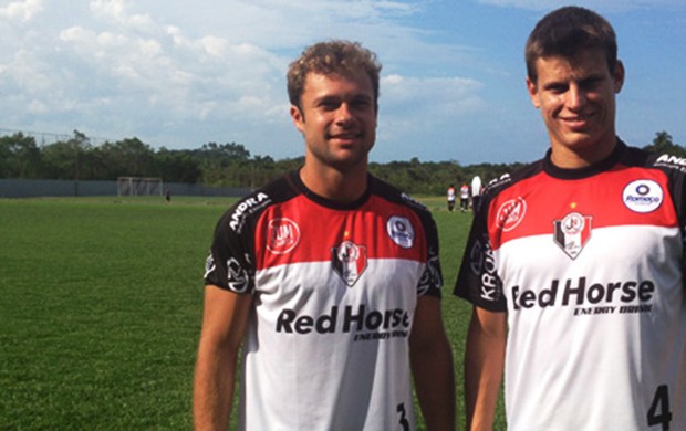 Diego Jussani e Rafael com novo uniforme de treinamento do Joinville (Foto: Divulgação / JEC)