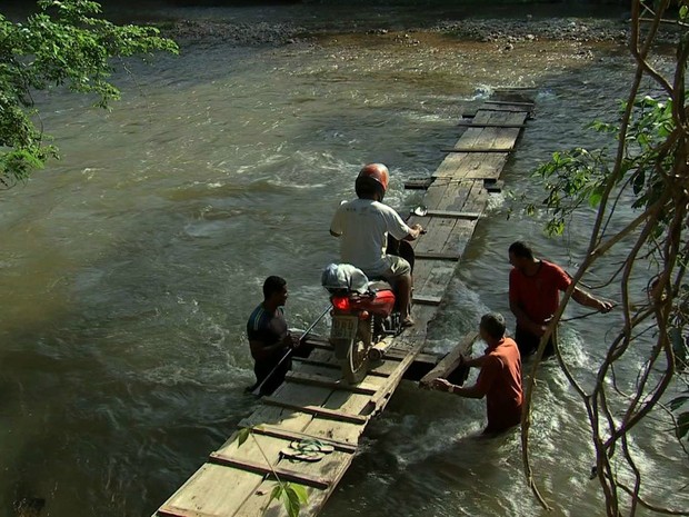 Ponte que era usada por moradores caiu durante enchente (Foto: Reprodução/TVCA)