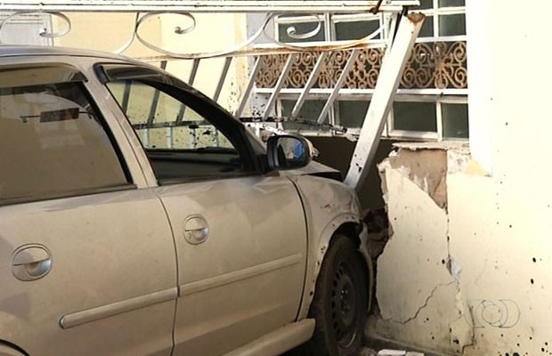 G1 Carro invade calçada derruba portão e destrói parte de casa em