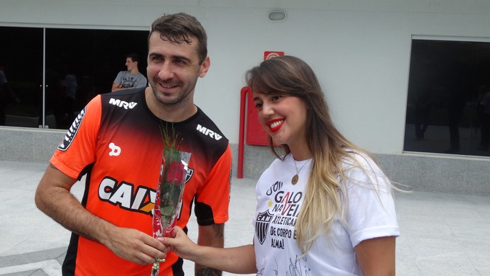 Lucas Pratto entrega flores para as torcedoras do Galo (Foto: Rafael Araújo)
