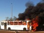 Ônibus com passageiros pega fogo na BR 040, em trecho do DF