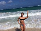 Indianara Carvalho, a Miss Bumbum 2014, faz topless no Caribe