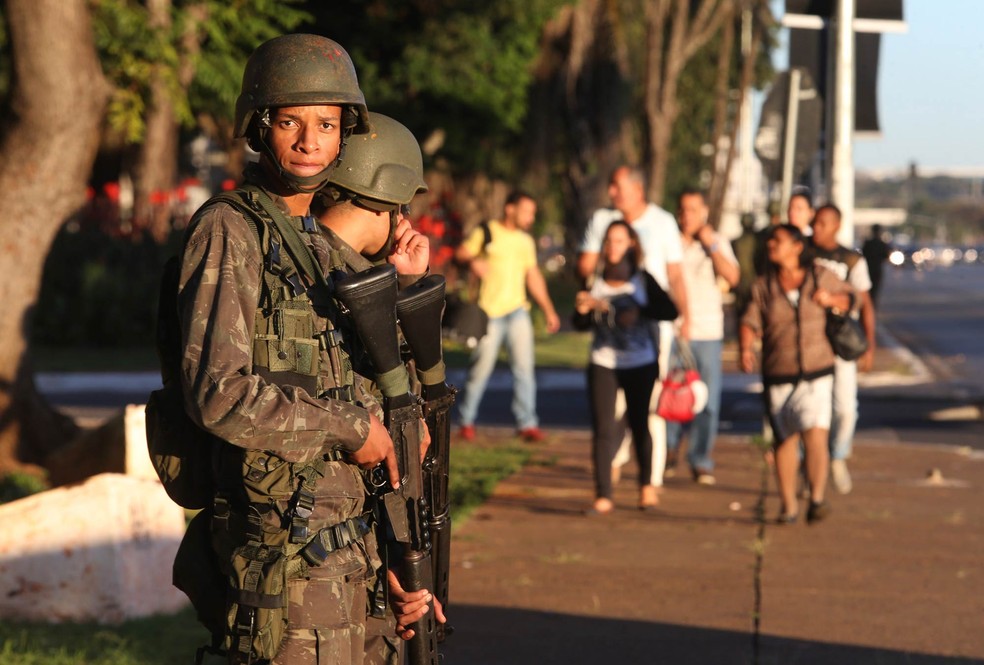 Soldados do Exército patrulham a Esplanada dos Ministérios, em Brasília, um dia após decreto do presidente Michel Temer autorizar o uso das Forças Armadas até 31 de maio em manifestações realizadas no Distrito Federal (Foto: Nilton Fukuda/Estadão Conteúdo)