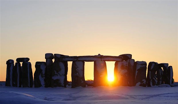 Análise feita a laser mostrou que monumento foi feito para salientar a transição do sol pelo círculo de pedras no verão e no inverno (Foto: Kieran Doherty/Reuters)