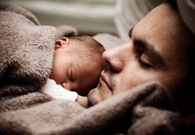Pai e filho - licença-paternidade (Foto: Pexels)