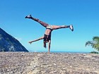 Assistente de palco do Esquenta! exibe flexibilidade e indica 'paraísos' no Rio