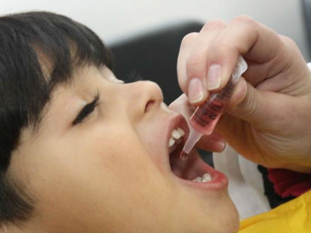 Crianças com menos de cinco anos devem ser vacinadas contra a poliomielite (Foto: Cesar Brustolin/AEN)