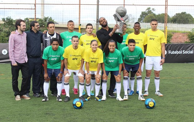 Jon Jones em projeto social em São Paulo ufc (Foto: Divulgação ) Jon Jones em projeto social em São Paulo ufc (Foto: Divulgação )