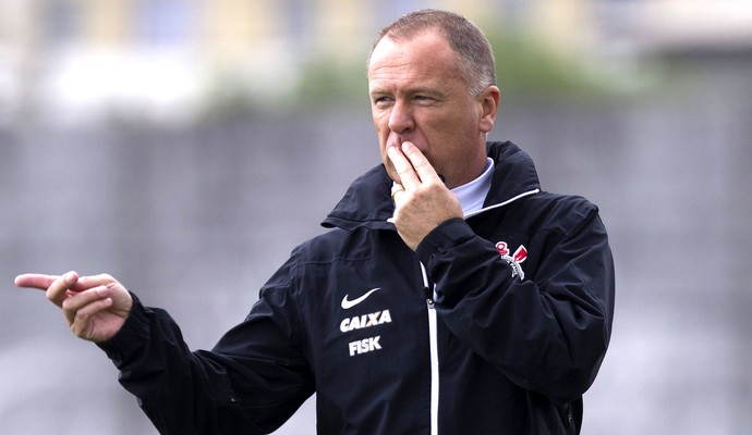 Mano elogia Robinho, mas prioriza coletivo antes de clássico na Vila