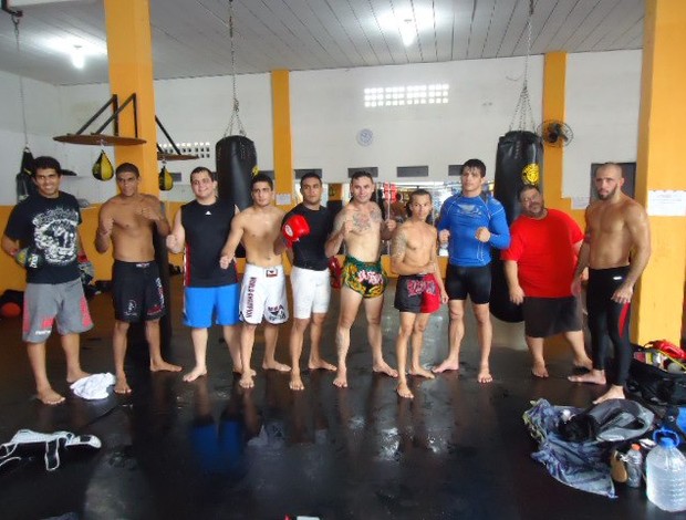 Erick Silva (de azul) com os companheiros de treino em terras capixabas (Foto: Arquivo Pessoal/Facebook)