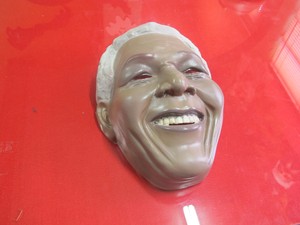 Máscaras do ex-presidente sul-africano voltam a fazer sucesso (Foto: Gabriel Barreira/G1)