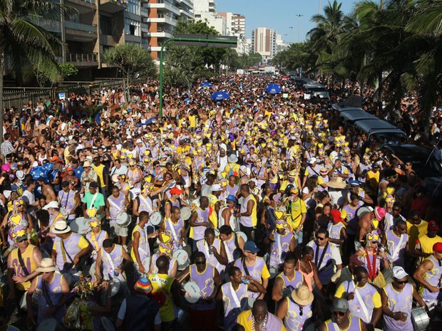 Multidão se reúne para acompanhar o bloco Simpatia é Quase Amor, que saiu em Ipanema, na Zona Sul do Rio de Janeiro, neste sábado (2) (Foto: Tasso Marcelo/Estadão Conteúdo)