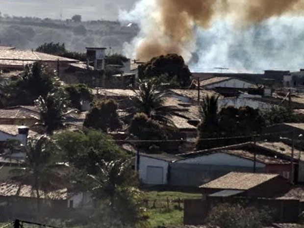 Incêndio aconteceu na região do Alto de São Sebastião, no centro de Nova Cruz (Foto: Duda Xuá)