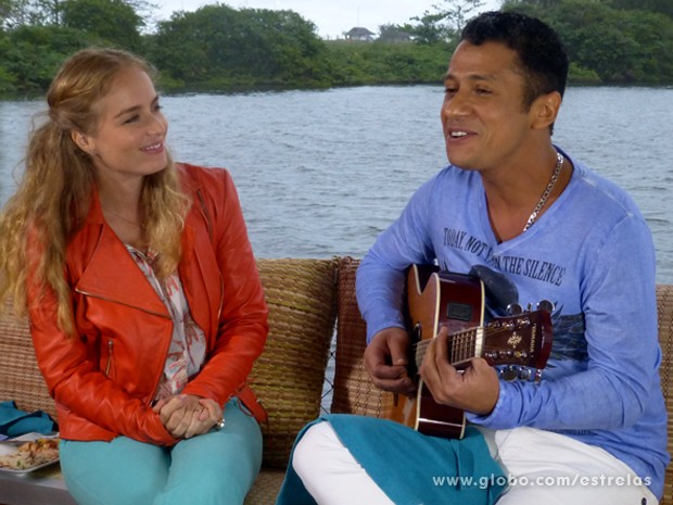 MC Leozinho canta para Angélica (Foto: Estrelas/TV Globo)