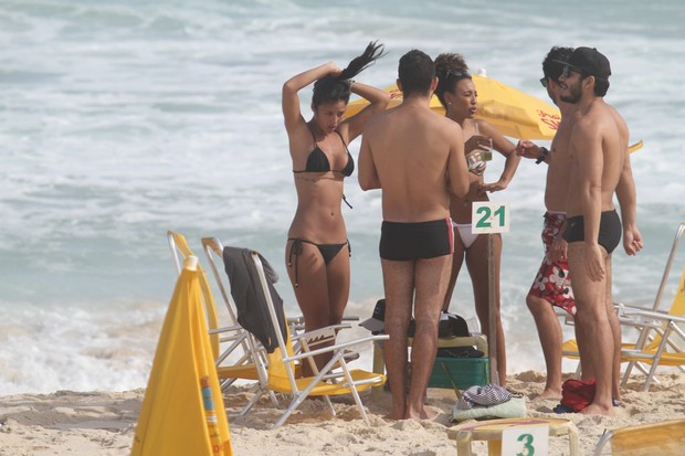 Sheron Menezzes e Yanna Lavingne em praia do Rio (Foto: Dilson Silva/AgNews)