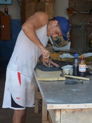 Presidiário durante etapa de fabricação de sela de montaria (Foto: Paula Casagrande/G1)