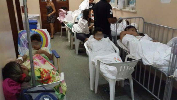 Cadeiras improvisam cama para menino em corredor (Foto: Divulgação/Sindmed)