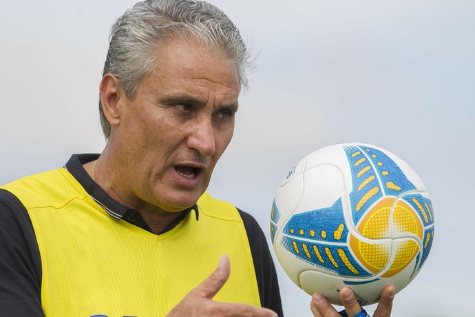 Pilhado, Tite pede que atletas gritem durante treino: 