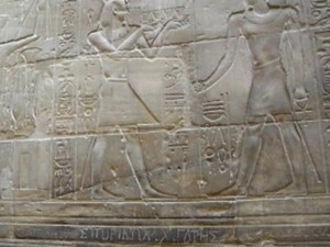 Garoto causa revolta ao vandalizar templo egípcio (Foto: Reuters)