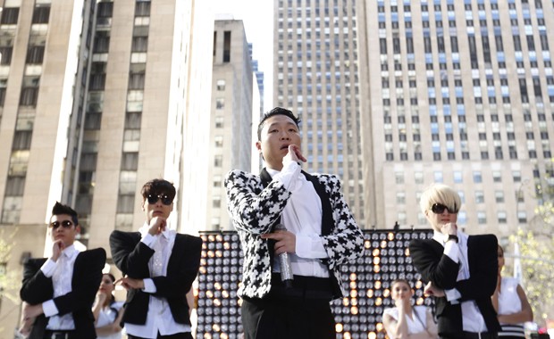 Psy se apresenta no programa da rede de TV dos EUA NBC 'Today' na rua em Nova York, na sexta-feira (3) (Foto: Reuters/Lucas Jackson)
