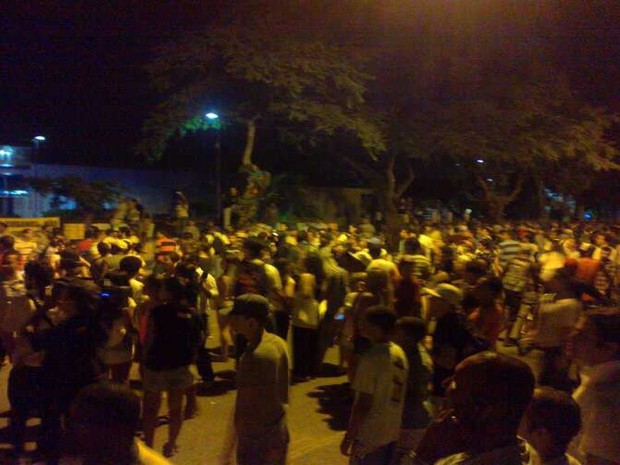 Manifestantes se aglomeram na porta da Prefeitura de Aracaju (Foto: Flávio Antunes/G1)