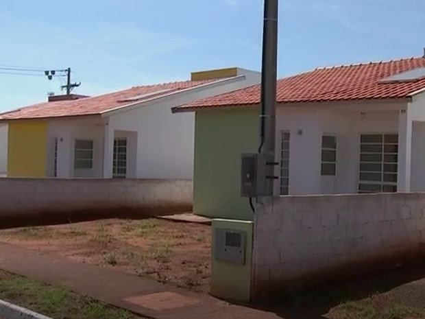 Casas de conjunto habitacional foram entregues em Nipoã (Foto: Reprodução/TV TEM) Casas de conjunto habitacional foram entregues em Nipoã (Foto: Reprodução/TV TEM)