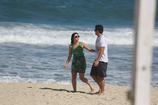 Polliana Aleixo e Bruno Gissoni gravam na praia (Foto: Dilson Silva / Agnews)