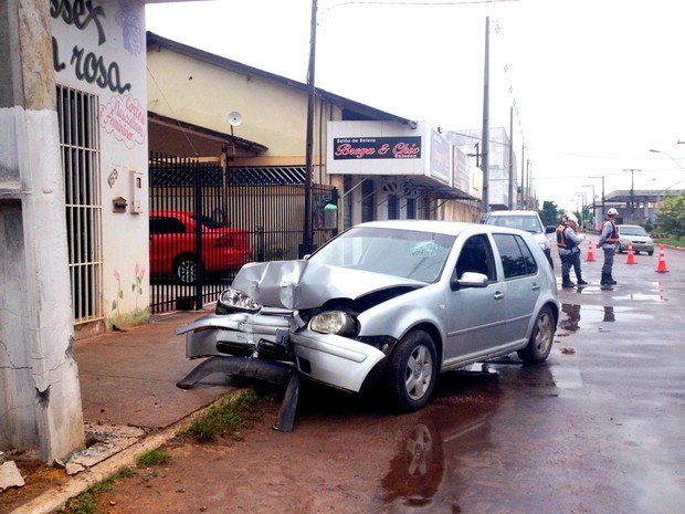Carro bateu em poste de iluminação pública em Macapá (Foto: Abinoan Santiago/G1)