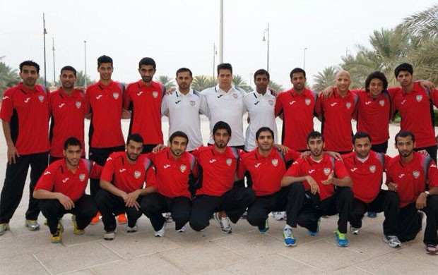 Rubio ao lado dos jogadores da Seleção Nacional de Futsal dos Emirados Árabes Unidos  (Foto: Arquivo Pessoal)