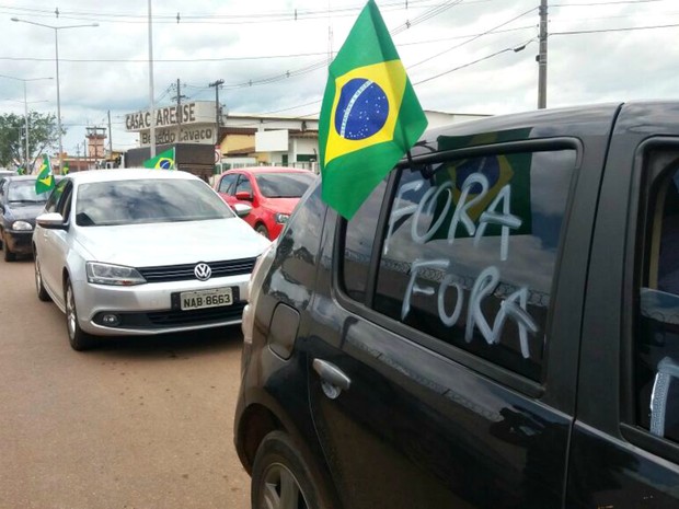 Carreata em favor do Impeachment ocorreu na manhã deste sábado (16), em Rio Branco, Acre (Foto: Iryá Rodrigues / G1)