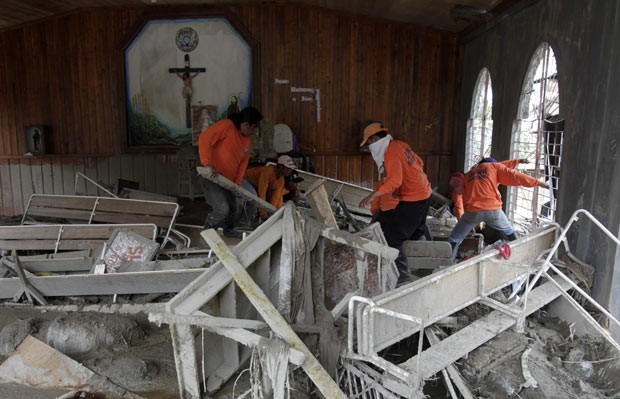 Filipinos buscam vítimas nos escombros de igreja neste sábado (8) (Foto: AFP)