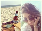 Vanessa Hudgens posa curtindo o dia na praia com livro e cervejinha