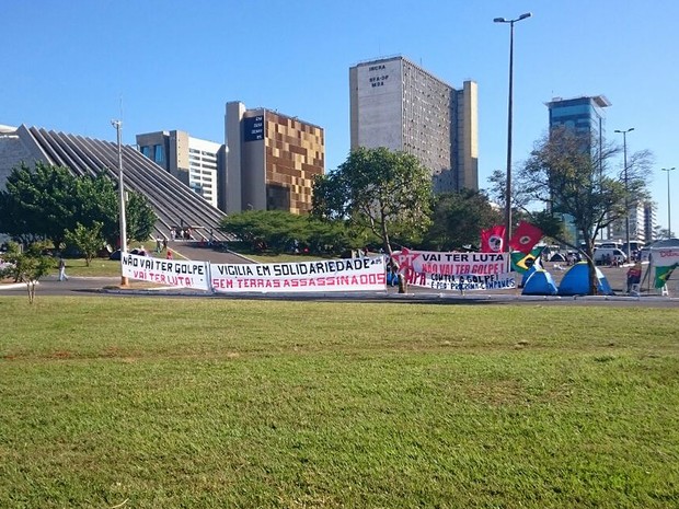 Manifestantes contrários ao impechment montam acampamento no Teatro Nacional de Brasília (Foto: Mateus Rodrigues/G1)