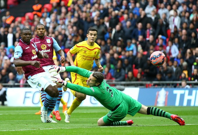 Coutinho toca na saída de Given para marcar pelo Liverpool contra o Aston Villa (Foto: Getty Images) Coutinho toca na saída de Given para marcar pelo Liverpool contra o Aston Villa (Foto: Getty Images)