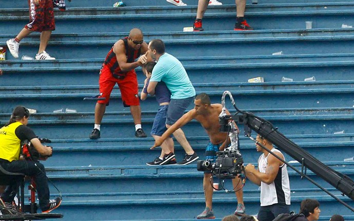 Confusão briga Torcidas Atlético-PR x Vasco (Foto: Pedro Kirilos/Agência O Globo)