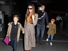 Victoria e David Beckham viajam com sua trupe para a Inglaterra