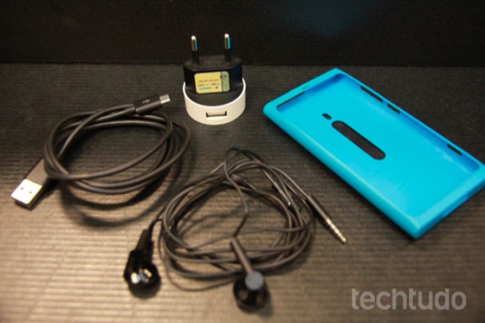 Acessórios que acompanham o Lumia 800 na caixa (Foto: Allan Melo/TechTudo) Acessórios que acompanham o Lumia 800 na caixa (Foto: Allan Melo/TechTudo)