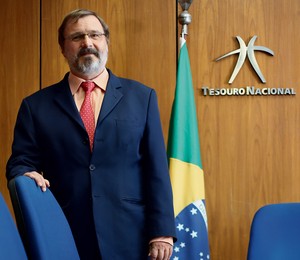 VISÃO BRASILIENSE Arno Augustin, na semana passada,  em seu gabinete em Brasília. Para ele, as contas públicas do Brasil têm credibilidade (Foto: Celso Junior/ÉPOCA)