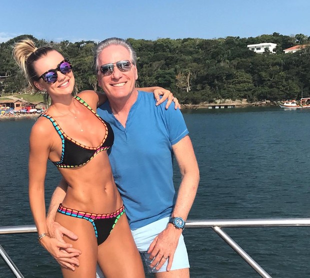 Ego Ana Paula Siebert Posa Ao Lado De Roberto Justus Em Barco Noticias De Famosos Ana paula siebert fez vários posts da viagem em seu perfil no instagram. ego globo