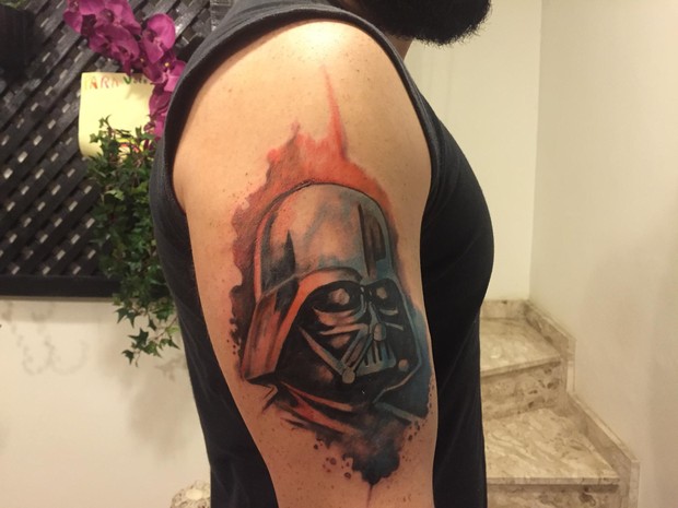 Renan Máximo, de Mogi das Cruzes, tem capacete do Darth Vader tatuado no método aquarela. (Foto: Renan Máximo/Arquivo Pessoal)