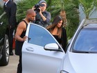 Com Kim Kardashian, Kanye West dirige carro de R$1 milhão e 500 mil